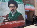 Iraníes pasan junto a una fotografía del líder supremo iraní, el ayatolá Mojtaba Jamenei, en una calle de Teherán, Irán