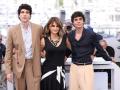 Penélope Cruz, entre Javier Calvo (izquierda) y Javier Ambrossi (derecha)