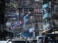 En la imagen se aprecian cables de alta tensión en una calle del barrio Petare de Caracas