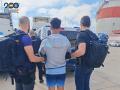 Los agentes custodian al peligroso delincuente