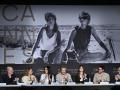 l escritor francés Laurent Mauvignier, la guionista francesa Lea Mysius, la actriz francesa Hafsia Herzi, el actor francés Benoit Magimel, la actriz italiana Monica Bellucci, el actor francés Bastien Bouillon y el productor francés Jean-Louis Livi asisten a una rueda de prensa para la película "Histoires de la nuit"