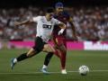 VALENCIA, 23/05/2026.- El delantero del Valencia Diego López (i) pelea un balón con Ronald Araújo, del Barcelona, durante el partido de la jornada 38 de LaLiga entre el Valencia y el Barcelona, este sábado en el estadio de Mestalla en Valencia.-EFE/ Biel Aliño