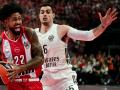 Olympiacos' US guard #22 Tyler Dorsey (L) dribbles to pass Real Madrid's Spanish forward #06 Alberto Abalde (R) during the men's EuroLeague final basketball match between Olympiacos Piraeus and Real Madrid at the Telekom Center Athens in Athens on May 24, 2026. (Photo by Angelos Tzortzinis / AFP)