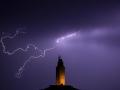 La Torre de Hércules iluminada por un rayo