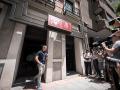 Un agente de la UCO sale de la sede del PSOE de la calle Ferraz, a 20 de junio de 2025, en Madrid (España)