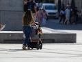 Una mujer con un carrito de bebé, en Madrid