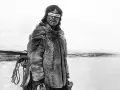 Cazador inuit fotografiado usando gafas de nieve de madera en los Territorios del Noroeste de Canadá (1921)