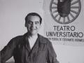 Lorca junto a un cartel de La Barraca