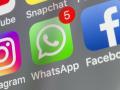 WhatsApp, Facebook, Instagram y otras aplicaciones de teléfono móvil en la pantalla de un iPhone