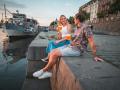 Una pareja disfruta de una cerveza checa junto al río Moldava en Praga