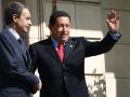 El presidente del Gobierno, José Luis Rodríguez Zapatero (i), saluda a su homólogo venezolano, Hugo Chávez, en 2009