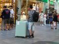 Turistas con maletas por el centro de la ciudad, a 19 de julio de 2025, en Madrid (España)
