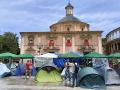 Imagen de la acampada ilegal de docentes en la plaza de la Virgen de Valencia.