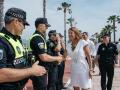 La alcaldesa de Castellón, Begoña Carrasco, junto a los agentes del dispositivo de Playas