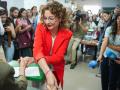 (Foto de ARCHIVO)
La candidata del PSOE-A, María Jesús Montero, vota en Sevilla  en el Colegio de Escuelas Profesionales Sagrada Familia Nuestra Señora de los Reyes. A 17 de mayo de 2026 en Sevilla, Andalucía (España). Los candidatos a la Presidencia de la Junta de Andalucía de los principales partidos y coaliciones que concurren a las elecciones autonómicas deL 17 de mayo