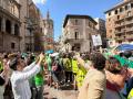 Imagen de Vicent Mascarell y José Muñoz grabando un momento de la protesta de docentes en la acampada ilegal en la plaza de la Virgen de Valencia.