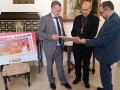 El obispo de Córdoba departe con los representantes de la ONCE sobre este cuponazo con el Papa como protagonista