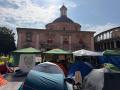 Imagen tomada este miércoles de la plaza de la Virgen de Valencia durante la acampada ilegal de profesores en huelga