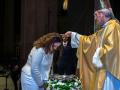 Saray, recibiendo el bautismo de manos del obispo auxiliar de Barcelona Javier Vilanova