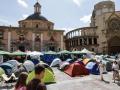 Imagen tomada este miércoles durante la acampada ilegal de profesores en huelga en la plaza de la Virgen de Valencia