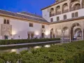 Imagen nocturna del Patio de los Arrayanes