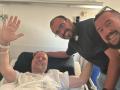 Gonzalo, junto a dos amigos sacerdotes al día siguiente de ser intervenido