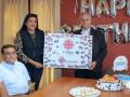 Imagen de Laura Baca junto al Papa León XIV en Cáritas