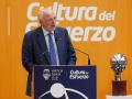 Imagen de archivo de Juan Roig junto a dos de los títulos del Valencia Basket