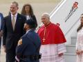 Los reyes Felipe y Letizia reciben al papa León XIV a su llegada al aeropuerto de  Madrid-Barajas, este sábado