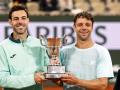 Marcel Granollers (I) y Horacio Zeballos (D) posan con el título de campeón de Roland Garros