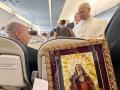 Su Santidad el Papa León XIV recibe una enmarcación de los Nazarenos de Palencia sobre la Coronación Canónica de la Amargura, durante el vuelo papal a España