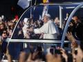 El papa León XIV hace alguna parada para acercarse a varios bebés en su recorrido por Madrid en el papamóvil para dirigirse a la Plaza de Lima