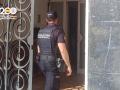 Uno de los agentes llegando al edificio en el que se escondía la chica