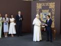 León XIV recibiendo la llave de Oro de Madrid a manos de Almeida bajo la mirada de los Reyes y las Infantas, antes de expresar lo que quiere de Madrid en el futuro