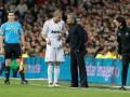 José Mourinho da indicaciones a Pepe en un partido en el Santiago Bernabéu