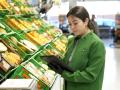 Una trabajadora de un supermercado Mercadona en Mallorca