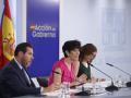 La portavoz del Gobierno, entre los ministros de Transportes y de Sanidad