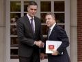 Pedro Sánchez estrecha la mano con Emiliano García-Page