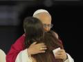 BARCELONA, 09/06/2026.- El papa León XIV abraza a una mujer durante la vigilia que celebra con 40.000 personas este martes en el Estadio Olímpico de Barcelona. EFE/Alejandro García