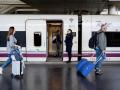 Pasajeros se suben a un tren AVE destino Málaga que sale de la estación de Atocha.