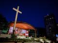 La gran cruz instalada en la Plaza de Lima para la vigilia del Papa León XIV con los jóvenes