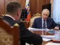El presidente ruso, Vladimir Putin conversa con su ministro de Transportes, Andrey Nikitin, este lunes en Moscú