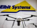 El logotipo de Elbit Systems junto a uno de sus aviones no tripulados