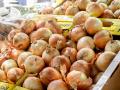 Cebollas en un mercadillo al aire libre