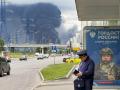 Una columna de humo negro se elevaba desde la refinería de petróleo de la petrolera rusa Gazprom Neft, en las afueras del sureste de Moscú.
