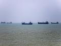Buques anclados en el puerto iraní de Bandar Abbas, a lo largo del estrecho de Ormuz.