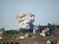Una columna de humo se eleva en el sur de Líbano tras los bombardeos de Israel