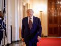 El presidente de Estados Unidos Donald Trump camina por un pasillo de la Casa Blanca