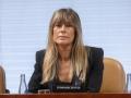 Begoña Gómez entrega el pasaporte al juez Peinado en los juzgados de Plaza de Castilla