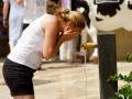 Imagen de una mujer refrescándose ante el calor en Valencia